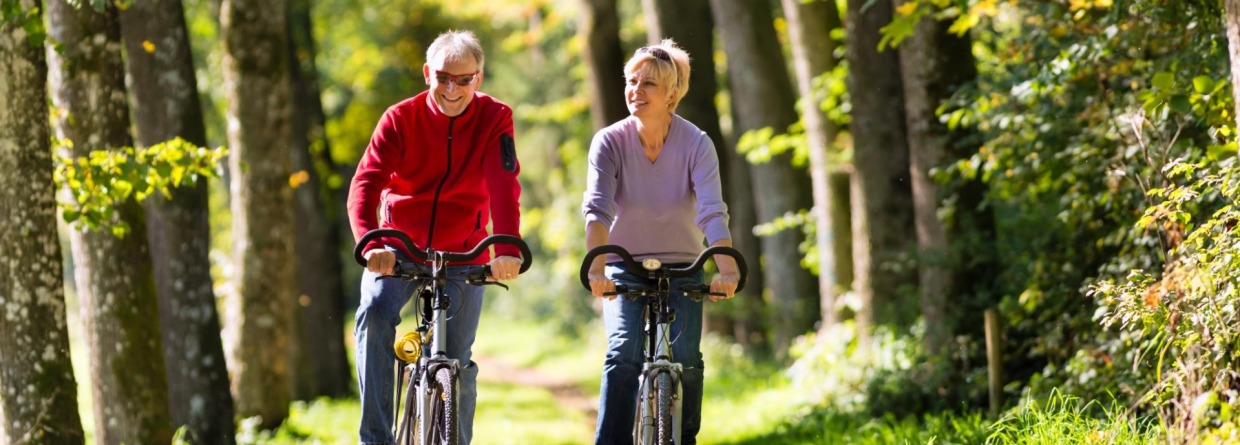 Ouder stel fietst door het bos